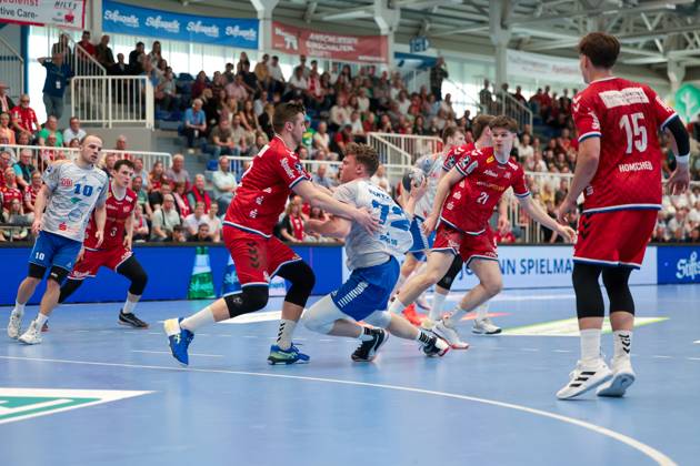 27 04 2025, 2 Handball Bundesliga, 29 Matchday, TuSEM Essen Dessau Rosslauer HV, f l Dennis Szczesny TuSEM Essen , Tim Maximilian Hertzfeld Dessau Rosslauer HV 06 , Essen Am Hallo NRW Germany xRHR PHOTO DEx Copyright: DennisxEwert RHR-FOTOx RHR-FOTO DE