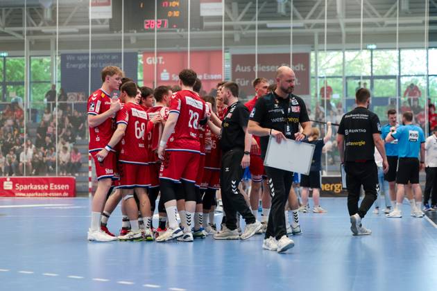 27 04 2025, 2 Handball Bundesliga, Matchday 29, TuSEM Essen Dessau Rosslauer HV, Time-out for TUSEM Essen, Coach Daniel Haase TuSEM Essen , Essen Am Hallo NRW Germany xRHR PHOTO DEx Copyright: DennisxEwert RHR-FOTOx RHR-FOTO DE