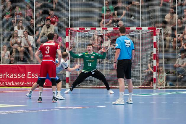 27 04 2025, 2 Handball Bundesliga, Matchday 29, TuSEM Essen Dessau Rosslauer HV, f l Vincent Bülow Dessau Rosslauer HV 06 , Goalkeeper Dennis Wipf TuSEM Essen , Essen Am Hallo NRW Germany xRHR PHOTO DEx Copyright: DennisxEwert RHR-FOTOx RHR-FOTO DE
