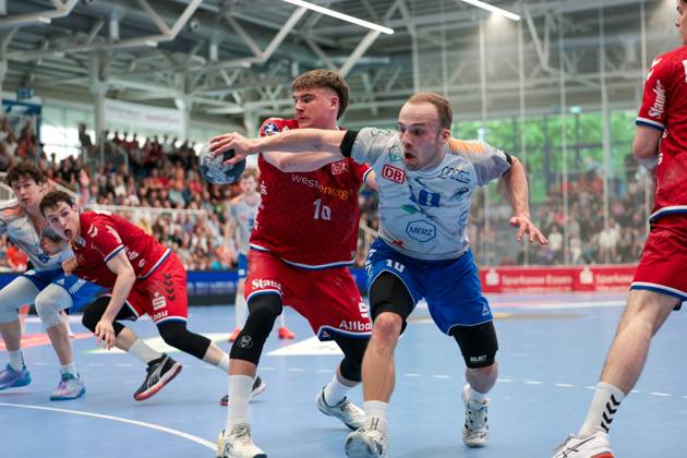 27 04 2025, 2 Handball Bundesliga, 29 Matchday, TuSEM Essen Dessau Rosslauer HV, f l Finn Wolfram TuSEM Essen , Vincent Bülow Dessau Rosslauer HV 06 , Essen Am Hallo NRW Germany xRHR PHOTO DEx Copyright: DennisxEwert RHR-FOTOx RHR-FOTO DE