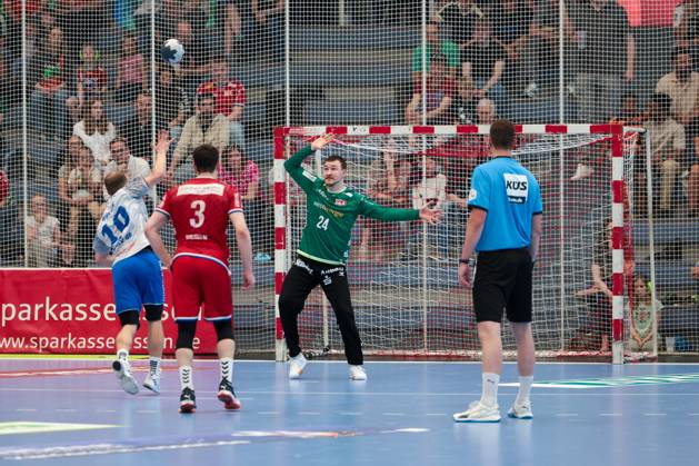 27 04 2025, 2 Handball Bundesliga, Matchday 29, TuSEM Essen Dessau Rosslauer HV, f l Vincent Bülow Dessau Rosslauer HV 06 , Goalkeeper Dennis Wipf TuSEM Essen , Essen Am Hallo NRW Germany xRHR PHOTO DEx Copyright: DennisxEwert RHR-FOTOx RHR-FOTO DE