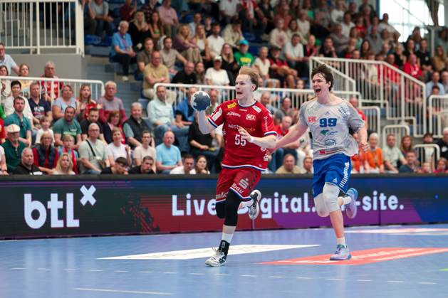 27 04 2025, 2 Handball Bundesliga, 29 Matchday, TuSEM Essen Dessau Rosslauer HV, f l Oskar Kostuj TuSEM Essen , Tillman Leu Dessau Rosslauer HV 06 , Essen Am Hallo NRW Germany xRHR PHOTO DEx Copyright: DennisxEwert RHR-FOTOx RHR-FOTO DE