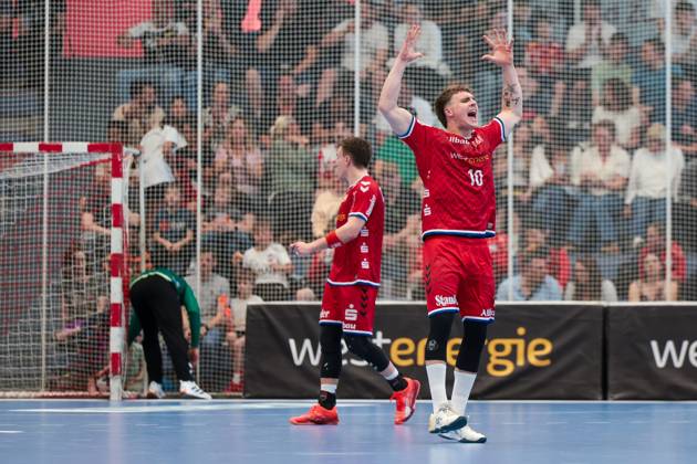 27 04 2025, 2 Handball Bundesliga, 29 Matchday, TuSEM Essen Dessau Rosslauer HV, Finn Wolfram TuSEM Essen motivates fans and teammates, Essen Am Hallo NRW Germany xRHR PHOTO DEx Copyright: DennisxEwert RHR-FOTOx RHR-FOTO DE