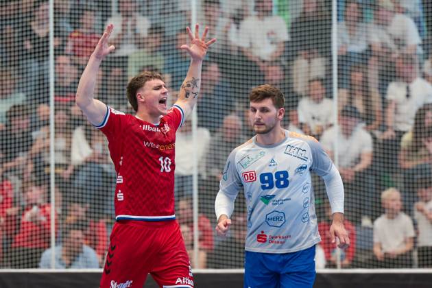 27 04 2025, 2 Handball Bundesliga, 29 Matchday, TuSEM Essen Dessau Rosslauer HV, f l Finn Wolfram TuSEM Essen cheering, Yannick Marcos Pust Dessau Rosslauer HV 06 , Essen Am Hallo NRW Germany xRHR PHOTO DEx Copyright: DennisxEwert RHR-FOTOx RHR-FOTO DE