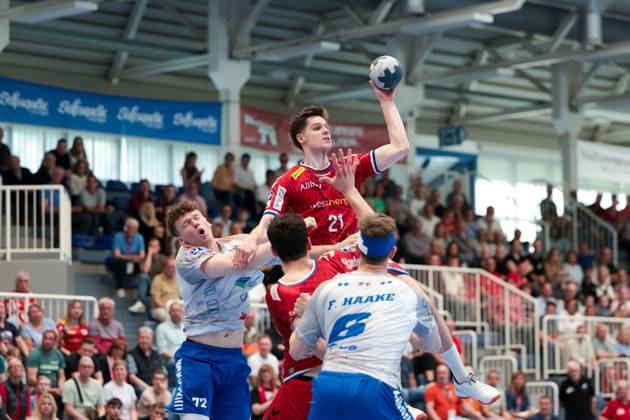 27 04 2025, 2 Handball Bundesliga, 29 Matchday, TuSEM Essen Dessau Rosslauer HV, f l Tim Maximilian Hertzfeld Dessau Rosslauer HV 06 , Felix Eissing TuSEM Essen , Essen Am Hallo NRW Germany xRHR PHOTO DEx Copyright: DennisxEwert RHR-FOTOx RHR-FOTO DE