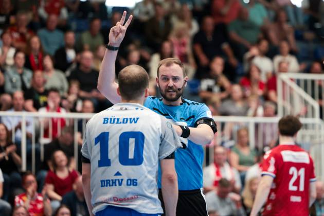 27 04 2025, 2 Handball Bundesliga, Matchday 29, TuSEM Essen Dessau Rosslauer HV, f l Vincent Bülow Dessau Rosslauer HV 06 gets a time penalty from referee Paul Kijowski, Essen Am Hallo NRW Germany xRHR PHOTO DEx Copyright: DennisxEwert RHR-FOTOx RHR-FOTO DE