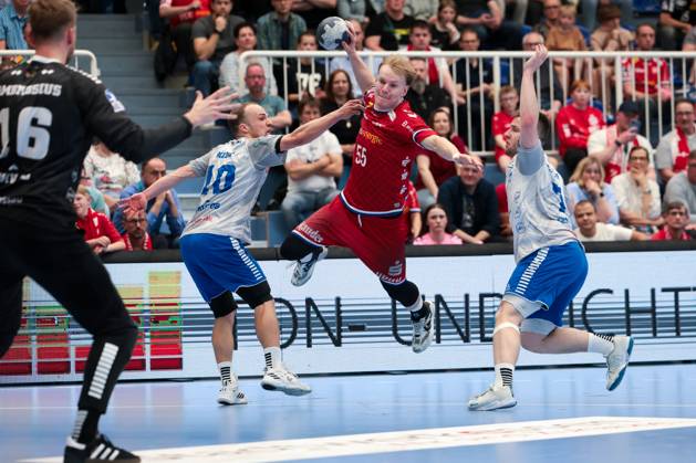 27 04 2025, 2 Handball Bundesliga, Matchday 29, TuSEM Essen Dessau Rosslauer HV, f l Vincent Bülow Dessau Rosslauer HV 06 , Oskar Kostuj TuSEM Essen , Essen Am Hallo NRW Germany xRHR PHOTO DEx Copyright: DennisxEwert RHR-FOTOx RHR-FOTO DE