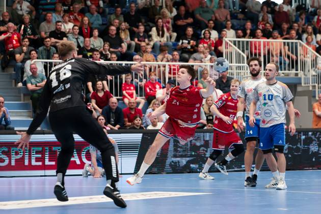 27 04 2025, 2 Handball Bundesliga, 29 Matchday, TuSEM Essen Dessau Rosslauer HV, f l Goalkeeper Philip Ambrosius Dessau Rosslauer HV 06 , Felix Eissing TuSEM Essen , Essen Am Hallo NRW Germany xRHR PHOTO DEx Copyright: DennisxEwert RHR-FOTOx RHR-FOTO DE