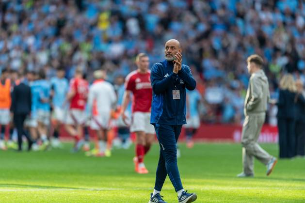 Nuno Espirito Santo, Manager of Nottingham Forest acknowledges the fans after his sides defeat during the FA Cup Semi Final match between Nottingham Forest and Manchester City at Wembley Stadium, London, England on 27 April 2025. Copyright: xGrantxWinterx 43090028