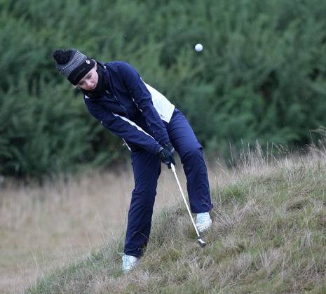 UK: The Alfred Dunhill Links Championship at Kingsbarns, St Andrews, Scotland on 30 September 2022 Pictured: Hollywood star Kathryn Newton plays out of the rough on a slope on the 10th fairway at Kingsbarns during the second round of the Alfred Dunhill Links Championship 2022 St Andrews Fife Scotland Copyright: xAlexxToddx