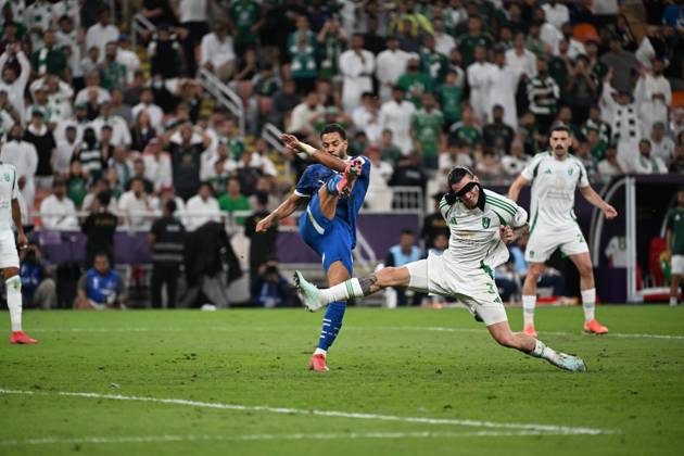 Al Ahli vs Al hilal - AFC Champions League Elite 2025 JEDDAH, SAUDI ARABIA - APRIL 29: Roger Ibanez of Al Ahl =t7=Strong defensive intervention. during the AFC Champions League Elite match betweenc al ahli saudi fc vs al hilal saudi at alinma bank stadium at king abdullah sports city.