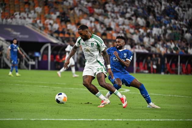 Al Ahli vs Al hilal - AFC Champions League Elite 2025 JEDDAH, SAUDI ARABIA - APRIL 29: Ivan Toney of Al Ahli Player dribbles past defender .during the AFC Champions League Elite match betweenc al ahli saudi fc vs al hilal saudi at alinma bank stadium at king abdullah sports city.