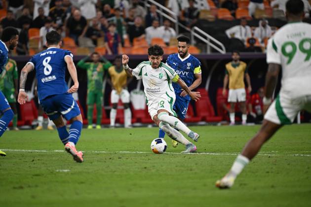 Al Ahli vs Al hilal - AFC Champions League Elite 2025 JEDDAH, SAUDI ARABIA - APRIL 29: Roberto Firmino of Al Ahli Player dribbles past defender during the AFC Champions League Elite match betweenc al ahli saudi fc vs al hilal saudi at alinma bank stadium at king abdullah sports city.