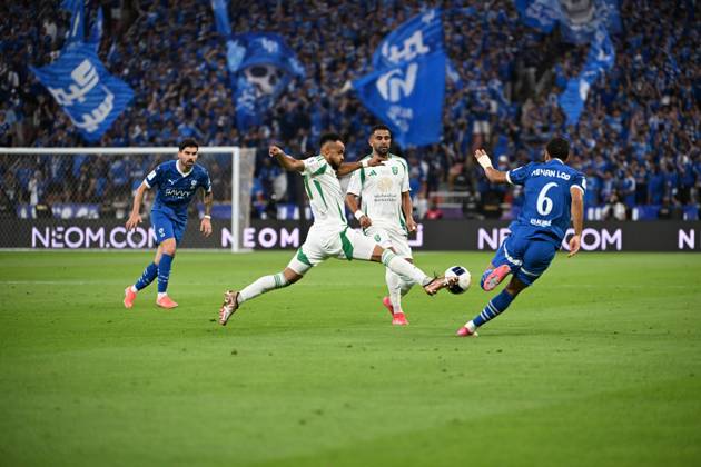 Al Ahli vs Al hilal - AFC Champions League Elite 2025 JEDDAH, SAUDI ARABIA - APRIL 29: Ali Majrashi of Al Ahli =t8=Tough duel on the wing with Renan Lodi of Al Hilal during the AFC Champions League Elite match betweenc al ahli saudi fc vs al hilal saudi at alinma bank stadium at king abdullah sports city.