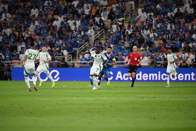 Al Ahli vs Al hilal - AFC Champions League Elite 2025 JEDDAH, SAUDI ARABIA - APRIL 29: FRANCK KESSIE passes the ball during the AFC Champions League Elite match betweenc al ahli saudi fc vs al hilal saudi at alinma bank stadium at king abdullah sports city.