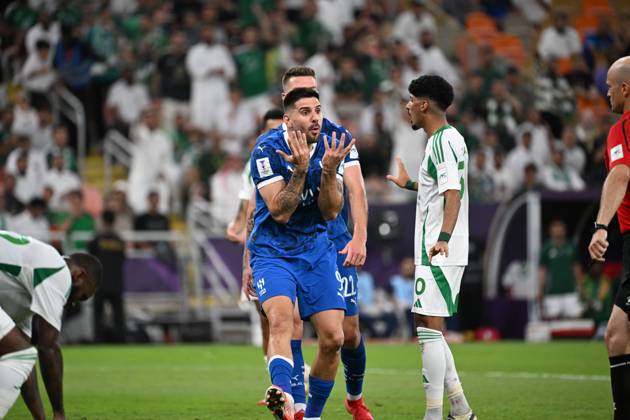 Al Ahli vs Al hilal - AFC Champions League Elite 2025 JEDDAH, SAUDI ARABIA - APRIL 29: Aleksandar MitroviÄ‡ of Al Hilal Player protests a referee s decision . during the AFC Champions League Elite match betweenc al ahli saudi fc vs al hilal saudi at alinma bank stadium at king abdullah sports city.