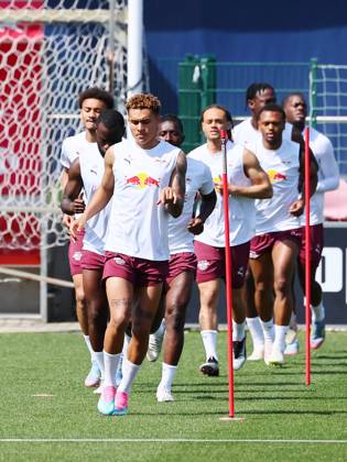 RB Leipzig Training Bundesliga Leipzig, 29 04 2025, RBL Training Center, Fußball Bundesliga , RB LEIPZIG Training , In the picture Antonio Nusa in front, RB Leipzig in front of Lutsharel Geertruida, Tidiam Gomis and Xavi Simons , , For editorial use only Only editorial use , Picture Point