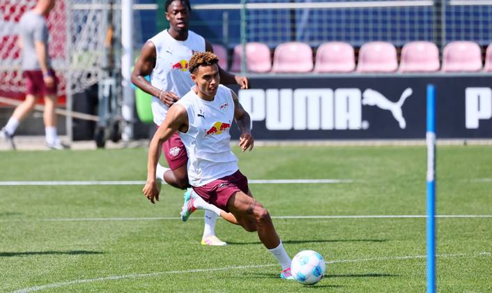 RB Leipzig Training Bundesliga Leipzig, 29 04 2025, RBL Training Center, Fußball Bundesliga , RB LEIPZIG Training , In the picture Antonio Nusa 7, RB Leipzig in front of El Chadaille Bitshiabu 5, RB Leipzig , For editorial use only Only editorial use , Picture Point