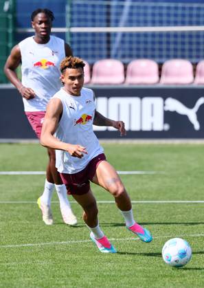 RB Leipzig Training Bundesliga Leipzig, 29 04 2025, RBL Training Center, Fußball Bundesliga , RB LEIPZIG Training , In the picture Antonio Nusa 7, RB Leipzig in front of El Chadaille Bitshiabu 5, RB Leipzig , For editorial use only Only editorial use , Picture Point