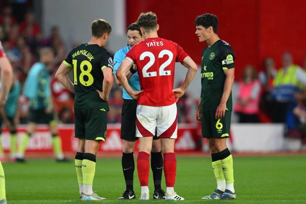 Nottingham Forest FC v Brentford FC - Premier League Referee Darren England speaks with Yehor Yarmolyuk of Brentford during the Premier League match between Nottingham Forest and Brentford at the City Ground in Nottingham, England, on May 1, 2025. Nottingham Nottinghamshire United Kingdom Copyright: xMIxNewsx originalFilename:fletcher-nottingh250501_npJ8p