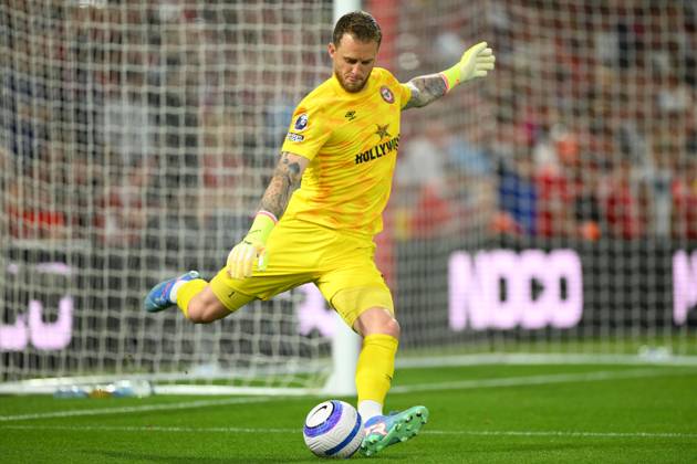 Nottingham Forest FC v Brentford FC - Premier League Mark Flekken of Brentford is in action during the Premier League match between Nottingham Forest and Brentford at the City Ground in Nottingham, England, on May 1, 2025. Nottingham Nottinghamshire United Kingdom Copyright: xMIxNewsx originalFilename:fletcher-nottingh250501_npQk9