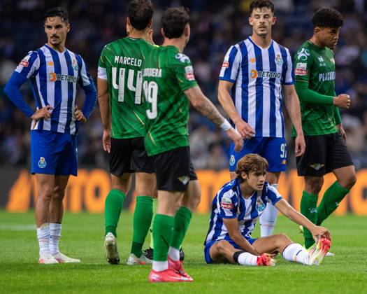 May 2, 2025, Porto, Guimaraes, Portugal: RODRIGO MORA from FC Porto seen on the floor after suffering a fault during the Liga Portugal Betclic 2024 25 match between FC Porto and Moreirense FC at Estadio do Dragao on May 2, 2025 in Porto, Portugal.Final score: FC Porto 3 - 1 Moreirense FC Porto Portugal - ZUMAl192 20250502_zsp_l192_007 Copyright: xMiguelxLemosx