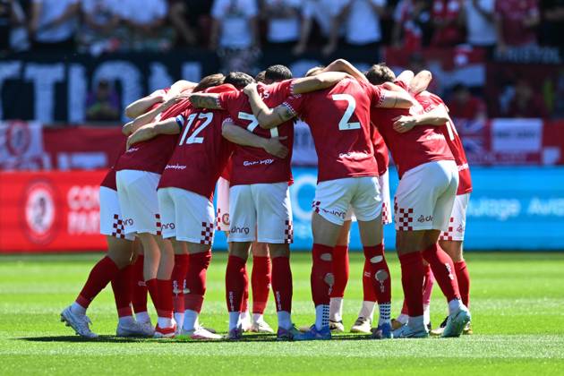 Bristol City v Preston North End EFL Sky Bet Championship 03 05 2025. Bristol City players huddle before kickoff during the EFL Sky Bet Championship match between Bristol City and Preston North End at Ashton Gate, Bristol, England on 3 May 2025. Bristol Ashton Gate Bristol England Editorial use only DataCo restrictions apply See www.football-dataco.com , Copyright: xGrahamxHuntx PSI-21997-0030
