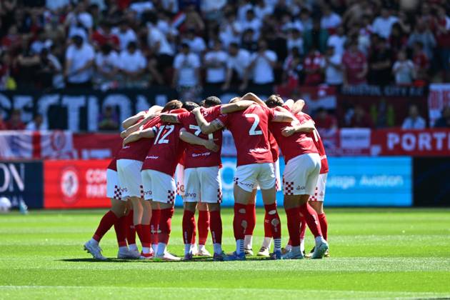 Bristol City v Preston North End EFL Sky Bet Championship 03 05 2025. Bristol City players huddle before kickoff during the EFL Sky Bet Championship match between Bristol City and Preston North End at Ashton Gate, Bristol, England on 3 May 2025. Bristol Ashton Gate Bristol England Editorial use only DataCo restrictions apply See www.football-dataco.com , Copyright: xGrahamxHuntx PSI-21997-0031