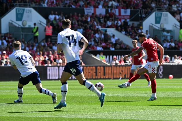 Bristol City v Preston North End EFL Sky Bet Championship 03 05 2025. Nahki Wells (21) of Bristol City shoots at goal during the EFL Sky Bet Championship match between Bristol City and Preston North End at Ashton Gate, Bristol, England on 3 May 2025. Bristol Ashton Gate Bristol England Editorial use only DataCo restrictions apply See www.football-dataco.com , Copyright: xGrahamxHuntx PSI-21997-0035