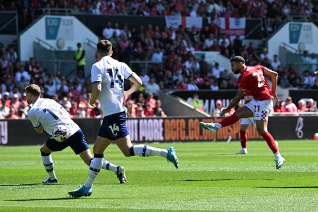 Bristol City v Preston North End EFL Sky Bet Championship 03 05 2025. Nahki Wells (21) of Bristol City shoots at goal and misses the target during the EFL Sky Bet Championship match between Bristol City and Preston North End at Ashton Gate, Bristol, England on 3 May 2025. Bristol Ashton Gate Bristol England Editorial use only DataCo restrictions apply See www.football-dataco.com , Copyright: xGrahamxHuntx PSI-21997-0036