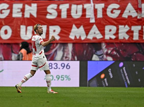 03 05 2025, Soccer 1 Bundesliga 2024 2025, Matchday 32, RB Leipzig FC Bayern Munich, in the Red Bull Arena Leipzig, Kevin Kampl RB Leipzig cheers DFL and DFB regulations prohibit any use of photographs as image sequences and or quasi video