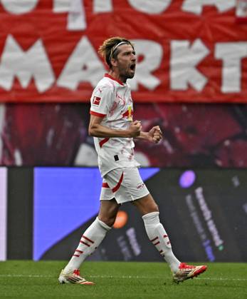 03 05 2025, Soccer 1 Bundesliga 2024 2025, Matchday 32, RB Leipzig FC Bayern Munich, in the Red Bull Arena Leipzig, Kevin Kampl RB Leipzig cheers DFL and DFB regulations prohibit any use of photographs as image sequences and or quasi video