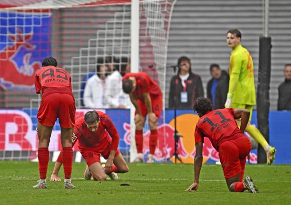 03 05 2025, Soccer 1 Bundesliga 2024 2025, Matchday 32, RB Leipzig FC Bayern Munich, in the Red Bull Arena Leipzig, f l Aleksandar Pavlovic Bayern Munich , Leon Goretzka FC Bayern Munich , Goalkeeper Jonas Urbig FC Bayern Munich and Kingsley Coman FC Bayern Munich are beaten DFL and DFB regulations prohibit any use of photographs as image sequences and or quasi video
