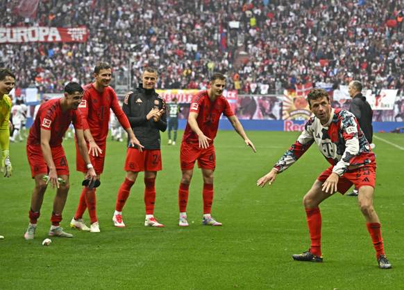 03 05 2025, Soccer 1 Bundesliga 2024 2025, Matchday 32, RB Leipzig FC Bayern Munich, in the Red Bull Arena Leipzig, LaOla of the Bayern players f l Goalkeeper Jonas Urbig FC Bayern Munich , ,15, Aleksandar Pavlovic Bayern Munich , Leon Goretzka FC Bayern Munich , Gabriel Vidovic FC Bayern Munich , Josip Stanisic Bayern Munich and Thomas Müller FC Bayern Munich DFL and DFB regulations prohibit any use of photographs as image sequences and quasi video