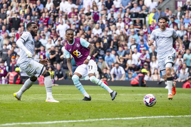 Burnley FC v Millwall FC - Sky Bet Championship Jaidon Anthony 11 of Burnley FC scores a goal during the Sky Bet Championship match between Burnley and Millwall at Turf Moor in Burnley, England, on May 3, 2025. Burnley Lancashire Copyright: xMIxNewsx originalFilename:0816155669st
