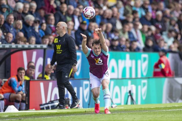 Burnley FC v Millwall FC - Sky Bet Championship Connor Roberts 14 of Burnley FC takes a throw-in during the Sky Bet Championship match between Burnley and Millwall at Turf Moor in Burnley, England, on May 3, 2025. Burnley Lancashire Copyright: xMIxNewsx originalFilename:0816155671st