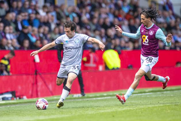 Burnley FC v Millwall FC - Sky Bet Championship George Honeyman 39 of Millwall F.C. crosses the ball during the Sky Bet Championship match between Burnley and Millwall at Turf Moor in Burnley, England, on May 3, 2025. Burnley Lancashire Copyright: xMIxNewsx originalFilename:0816155682st