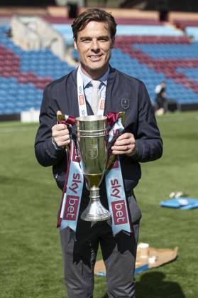 Burnley FC v Millwall FC - Sky Bet Championship Burnley FC manager Scott Parker holds the cup during the Sky Bet Championship match between Burnley and Millwall at Turf Moor in Burnley, on May 3, 2025. Burnley Lancashire Copyright: xMIxNewsx originalFilename:0816158504st