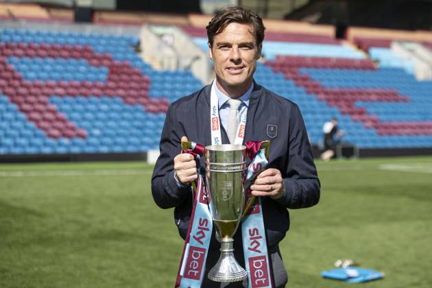 Burnley FC v Millwall FC - Sky Bet Championship Burnley FC manager Scott Parker holds the cup during the Sky Bet Championship match between Burnley and Millwall at Turf Moor in Burnley, on May 3, 2025. Burnley Lancashire Copyright: xMIxNewsx originalFilename:0816158588st