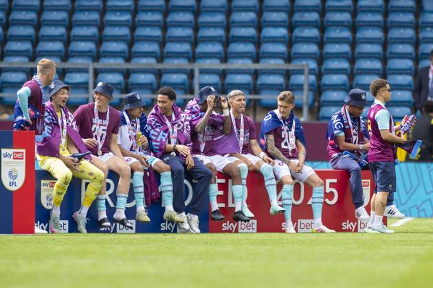 Burnley FC v Millwall FC - Sky Bet Championship Burnley players celebrate going up to the Premier League during the Sky Bet Championship match between Burnley and Millwall at Turf Moor in Burnley, on May 3, 2025. Burnley Lancashire Copyright: xMIxNewsx originalFilename:0816158643st