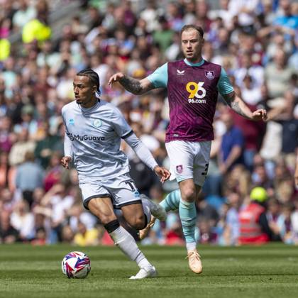 Burnley FC v Millwall FC - Sky Bet Championship Femi Azeez 11 of Millwall F.C. goes past Ashley Barnes 35 of Burnley FC during the Sky Bet Championship match between Burnley and Millwall at Turf Moor in Burnley, England, on May 3, 2025. Burnley Lancashire Copyright: xMIxNewsx originalFilename:0816158671st