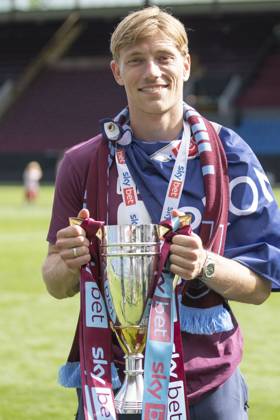 Burnley FC v Millwall FC - Sky Bet Championship Zian Flemming 19 of Burnley FC holds the Cup during the Sky Bet Championship match between Burnley and Millwall at Turf Moor in Burnley, on May 3, 2025. Burnley Lancashire Copyright: xMIxNewsx originalFilename:0816158718st