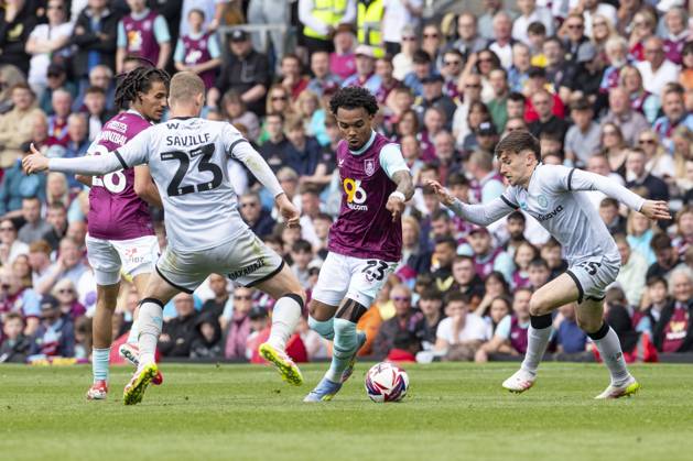 Burnley FC v Millwall FC - Sky Bet Championship Lucas Pires 23 of Burnley FC goes past Luke Cundle 25 of Millwall F.C. during the Sky Bet Championship match between Burnley and Millwall at Turf Moor in Burnley, on May 3, 2025. Burnley Lancashire Copyright: xMIxNewsx originalFilename:0816158755st