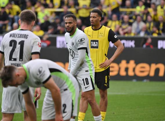 Felix Nmecha Borussia Dortmund , Lukas Nmecha VfL Wolfsburg , v re 03 05 2025, Soccer 1 Bundesliga, 32 Matchday, Season 2024 2025 Borussia Dortmund VfL Wolfsburg 4 0 Photo Maik Hölter Team2 DFL regulations prohibit any use of photographs as image sequences and or quasi video Dortmund Signal Iduna Park Nordrhein Westfalen Germany Team2