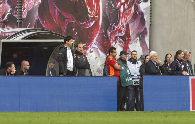 03 05 2025, Soccer 1 Bundesliga 2024 2025, Matchday 32, RB Leipzig FC Bayern Munich, at the Red Bull Arena Leipzig, Shortly before the end of the match Harry Kane is center, FC Bayern Munich on the bench, but the champions cheer is off this time