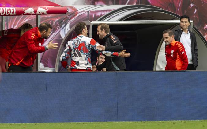 03 05 2025, Football 1 Bundesliga 2024 2025, Matchday 32, RB Leipzig FC Bayern Munich, at the Red Bull Arena Leipzig, After the match, Harry Kane FC Bayern Munich is on the bench, but this time there are no cheers for the champions Shakehands with Thomas Müller FC Bayern Munich