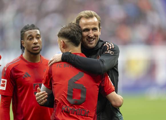03 05 2025, Soccer 1 Bundesliga 2024 2025, Matchday 32, RB Leipzig FC Bayern Munich, in the Red Bull Arena Leipzig, the Bayern players after the match, Harry Kane FC Bayern Munich hugs Joshua Kimmich FC Bayern Munich
