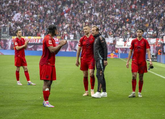 03 05 2025, Soccer 1 Bundesliga 2024 2025, Matchday 32, RB Leipzig FC Bayern Munich, at the Red Bull Arena Leipzig, the Bayern players after the match Josip Stanisic Bayern Munich , Serge Gnabry FC Bayern Munich , Eric Dier FC Bayern Munich , Harry Kane FC Bayern Munich , Aleksandar Pavlovic Bayern Munich