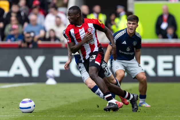 Football - 2024 2025 Premier League - Brentford vs Manchester United, ManU - Gtech Community Stadium - Sunday 2nd May 2025. Michael Kayode (Brentford FC) turns away from Alejandro Garnacho (Manchester United) at the Gtech Community Stadium COLORSPORT DANIEL BEARHAM  csp_bre_manu_db_06042025_