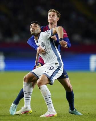 ESP: FC Barcelona, Barca Inter de Milan. UEFA Champions League match. Semi-Finals, firs leg Frenkie de Jong of FC Barcelona and Taremi of Inter de Milan during the UEFA Champions League match, Semi-Finals, firs leg, between FC Barcelona and Inter de Milan played at Lluis Companys Stadium on April 30 2025 in Barcelona Spain. kpng Copyright: xSergioxRuizx xImagox PS_240430_BAR_INT_116